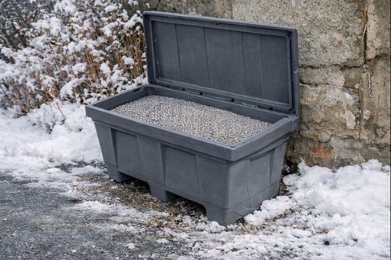 Strøkasse plassert utendørs klar for vinterbruk.