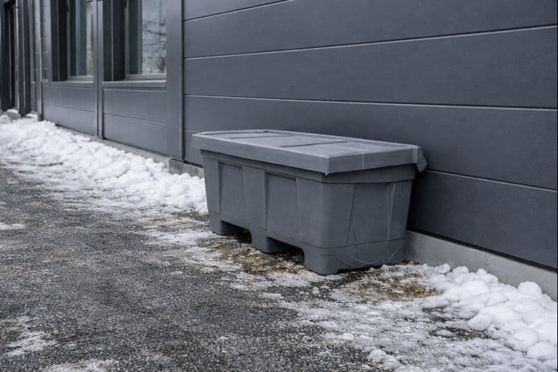 Strøkasse med lokk som beskytter strømiddelet.